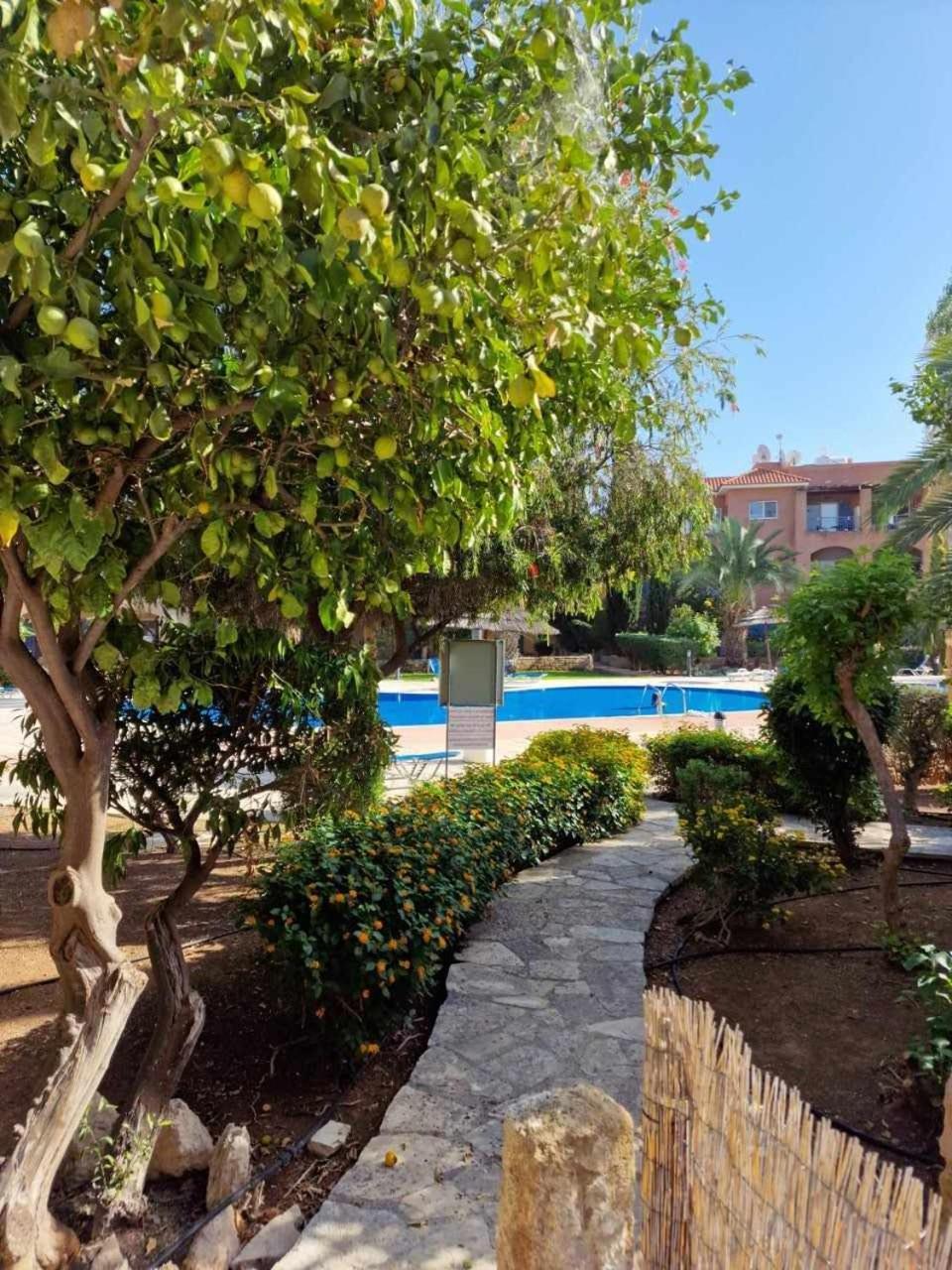 Beautiful Garden Apartment Мадрия Экстерьер фото